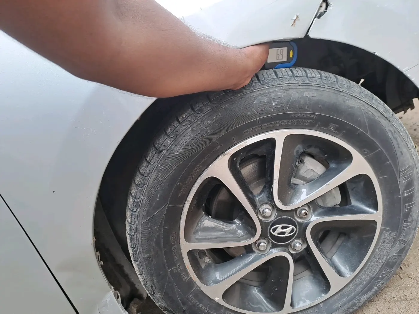 2017 Hyundai Grand i10 SPORTZ (O) AT 1.2 KAPPA VTVT, CNG, Automatic, 1,17,642 km, tyre