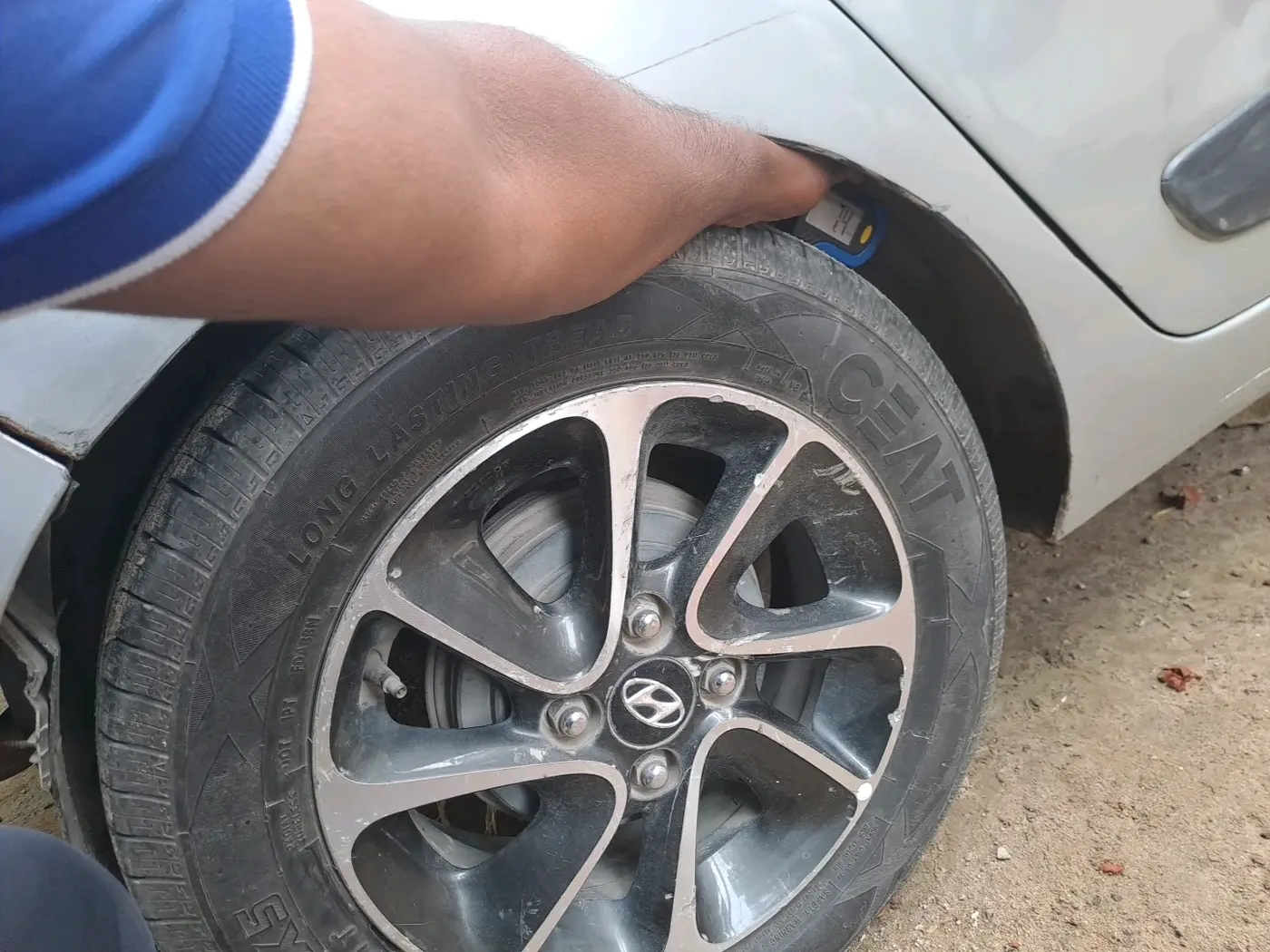 2017 Hyundai Grand i10 SPORTZ (O) AT 1.2 KAPPA VTVT, CNG, Automatic, 1,17,642 km, tyre