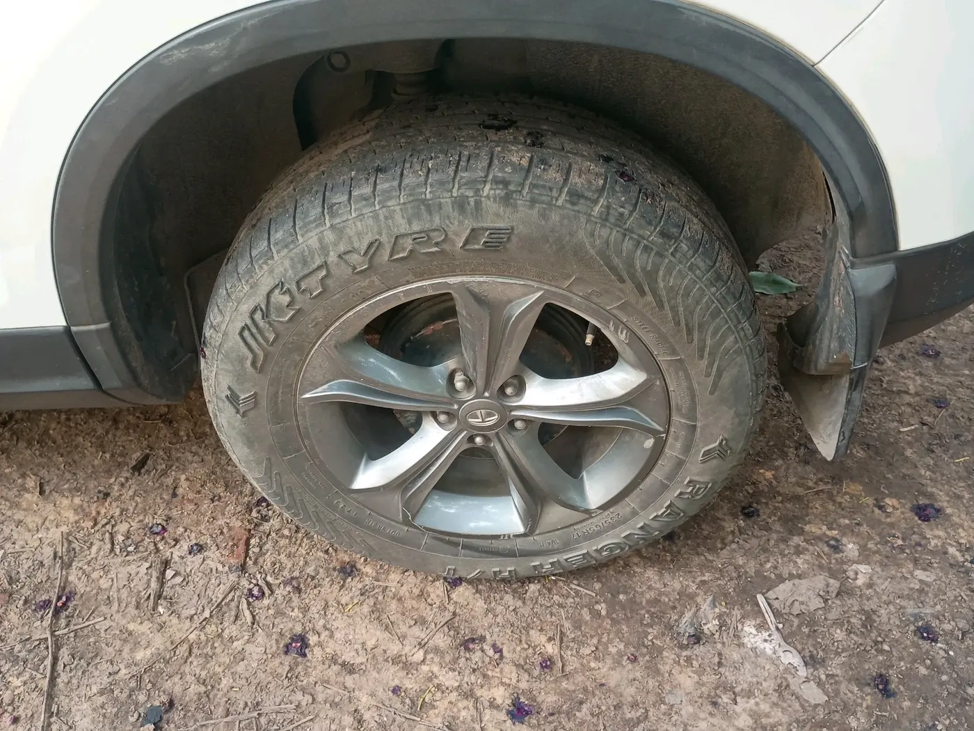 2021 Tata Harrier XTA 2.0L KRYOTEC PLUS, Diesel, Automatic, 1,17,385 km, tyre