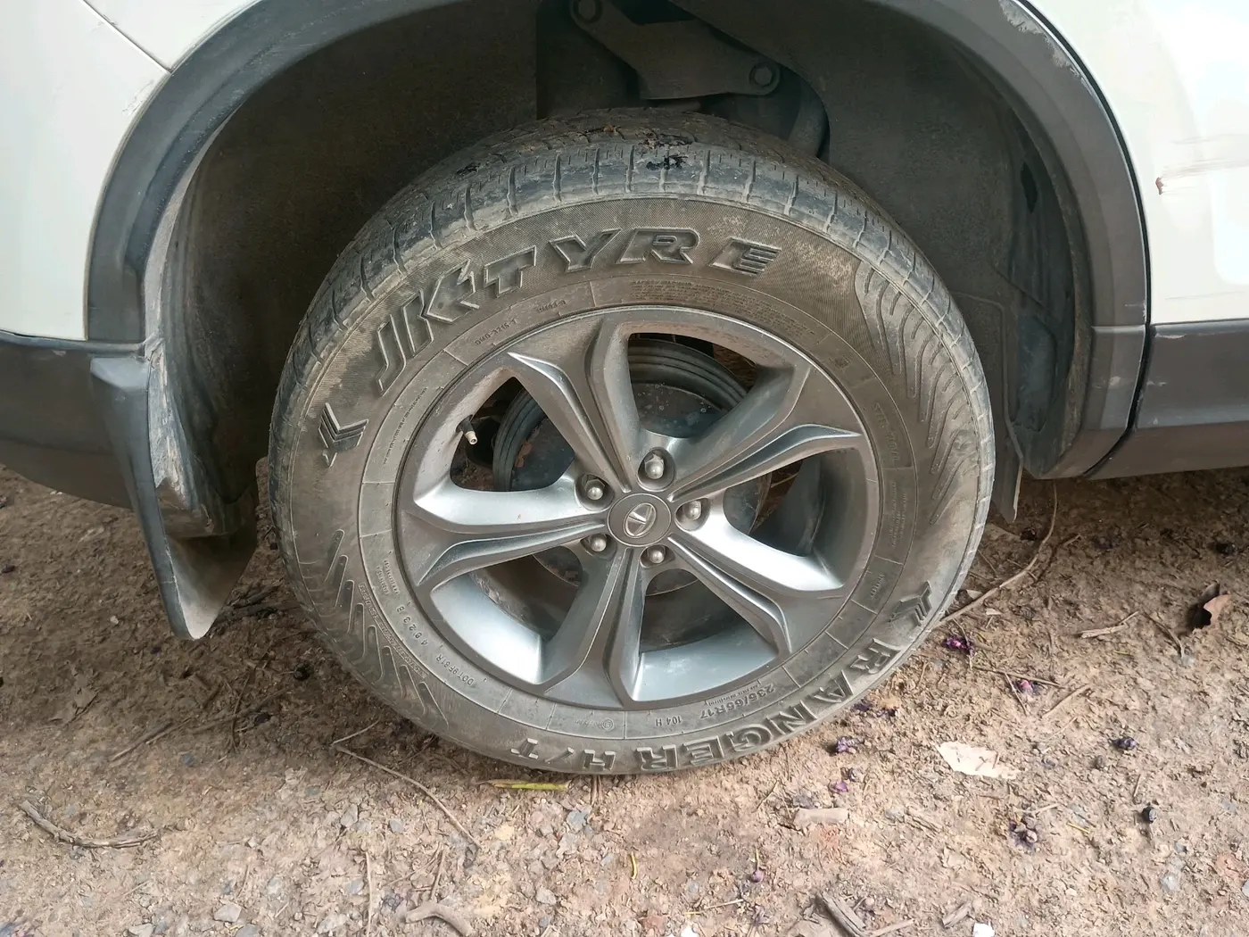 2021 Tata Harrier XTA 2.0L KRYOTEC PLUS, Diesel, Automatic, 1,17,385 km, tyre