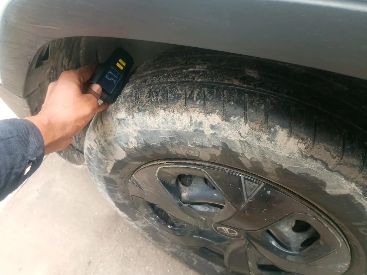 2024 Tata PUNCH ADVENTURE RHYTHM PACK MT, Petrol, Manual, 25,403 km, tyre