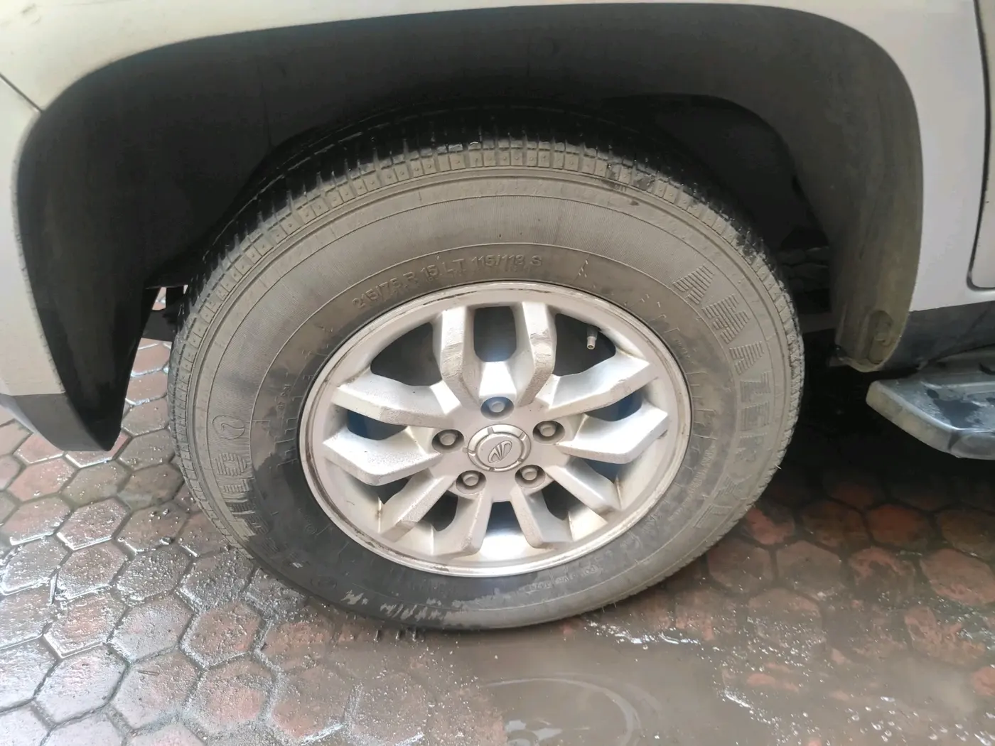 2017 Mahindra TUV300 T8, Diesel, Manual, 1,27,751 km, tyre