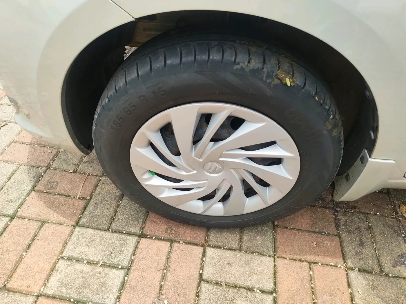 2014 Maruti Ertiga VXI, Petrol, Manual, 1,00,826 km, tyre