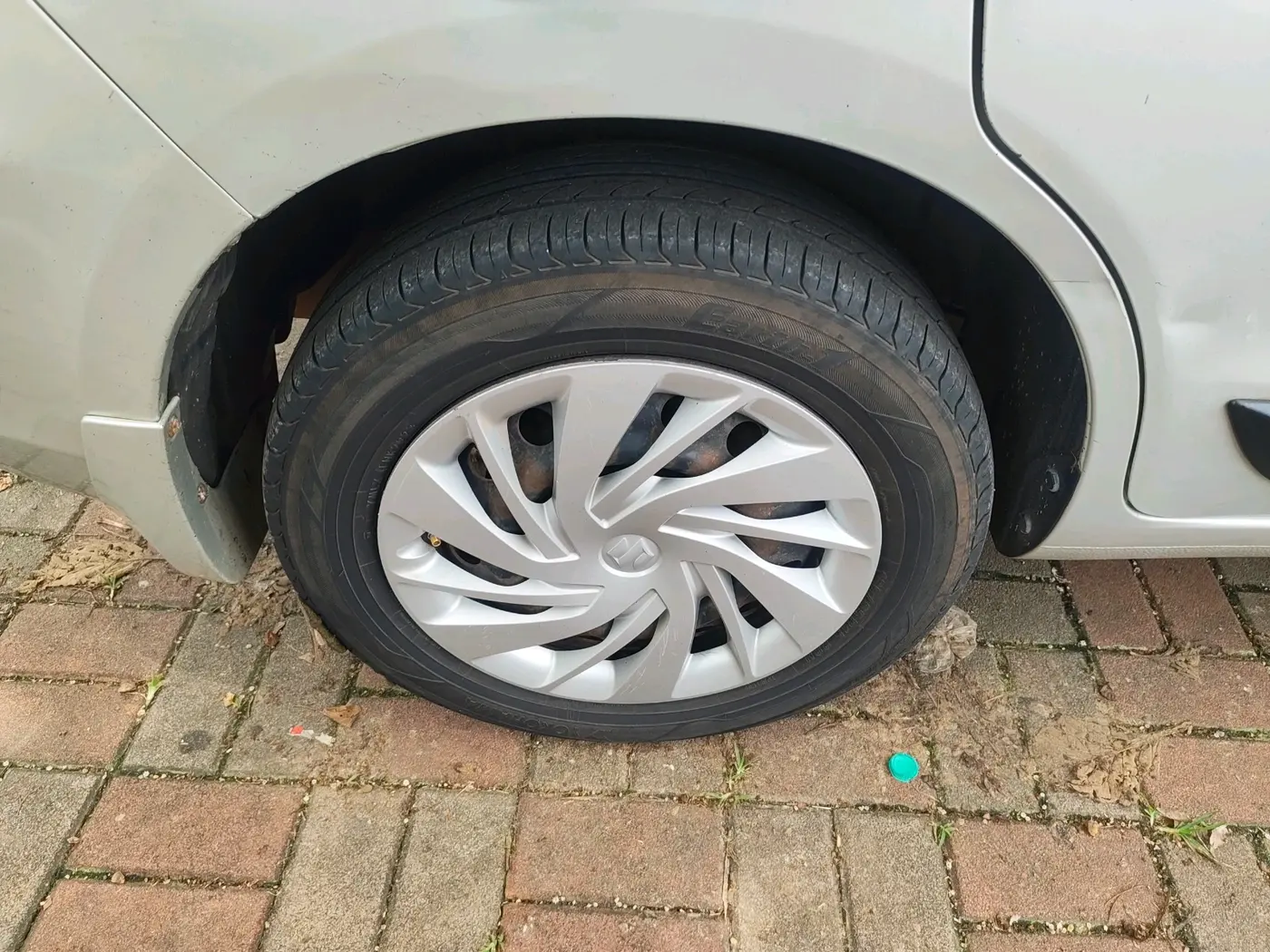 2014 Maruti Ertiga VXI, Petrol, Manual, 1,00,826 km, tyre