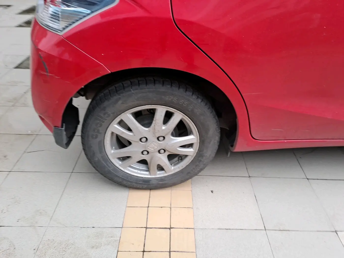 2014 Honda Brio VX MT, Petrol, Manual, 43,864 km, tyre