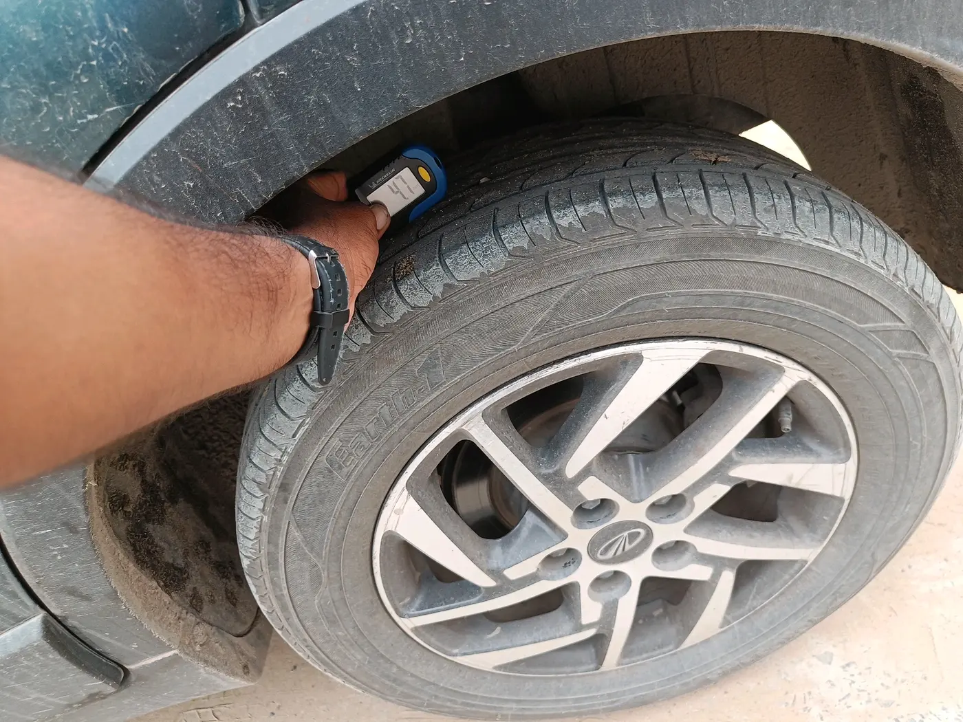 2022 Mahindra XUV300 W8 (O) 1.5 DIESEL AMT, Diesel, Automatic, 1,79,344 km, tyre