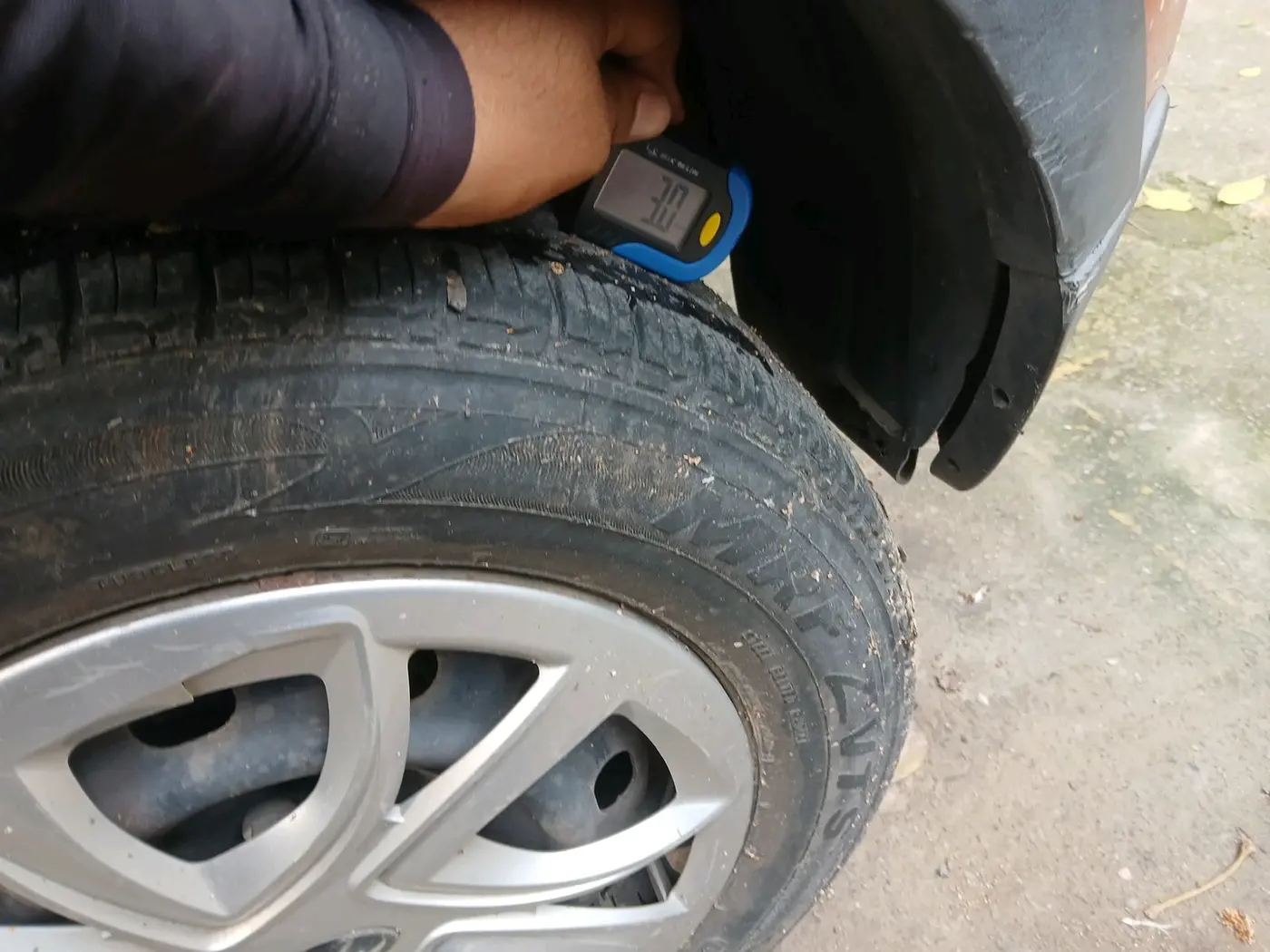 2016 Mahindra Kuv100 K4 5 STR, Petrol, Manual, 21,084 km, tyre