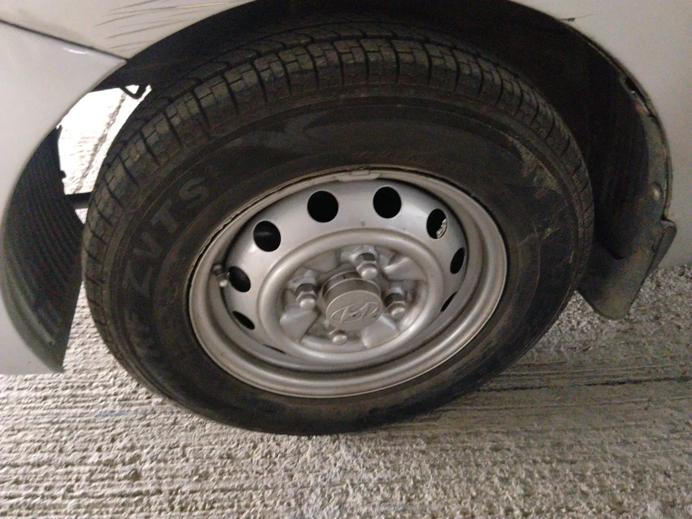 2012 Hyundai Eon ERA, Petrol, Manual, 80,069 km, tyre