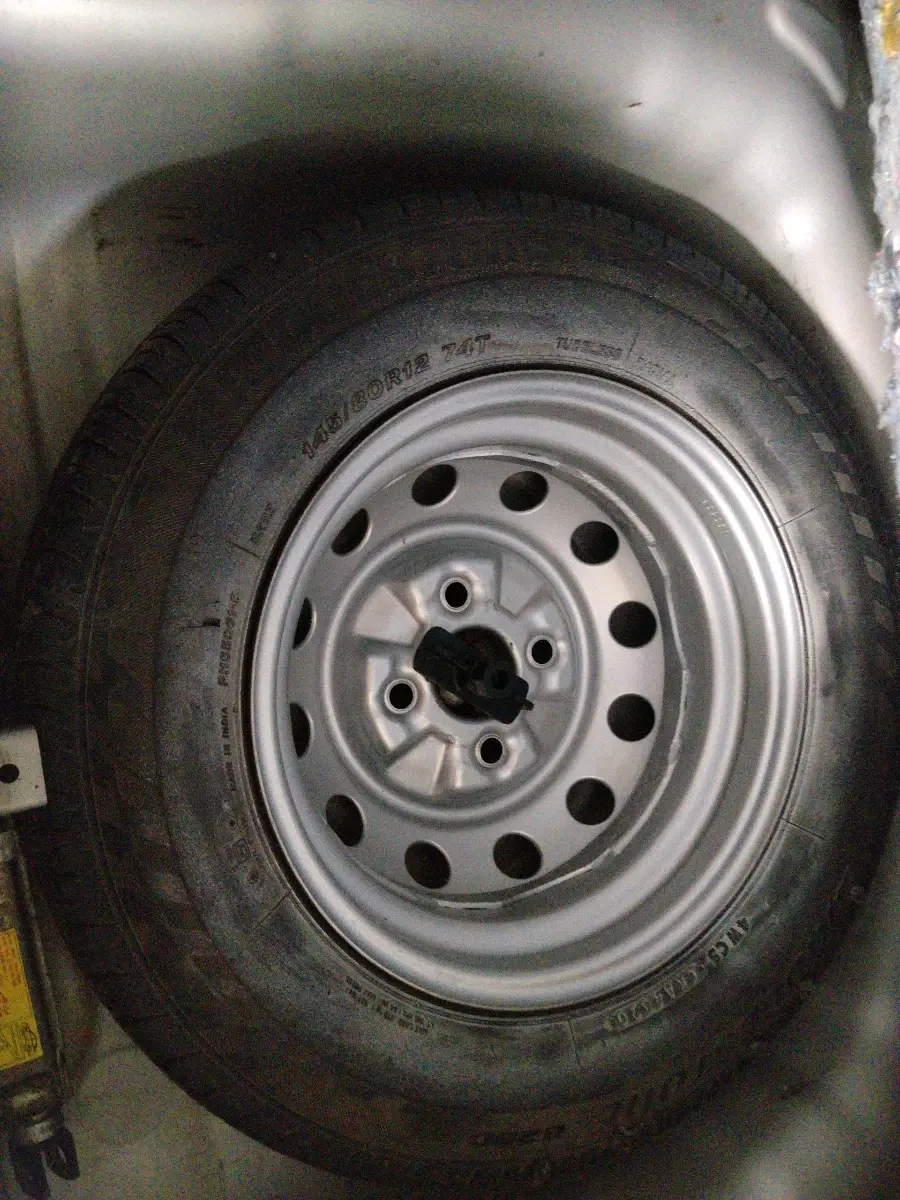 2012 Hyundai Eon ERA, Petrol, Manual, 80,069 km, tyre