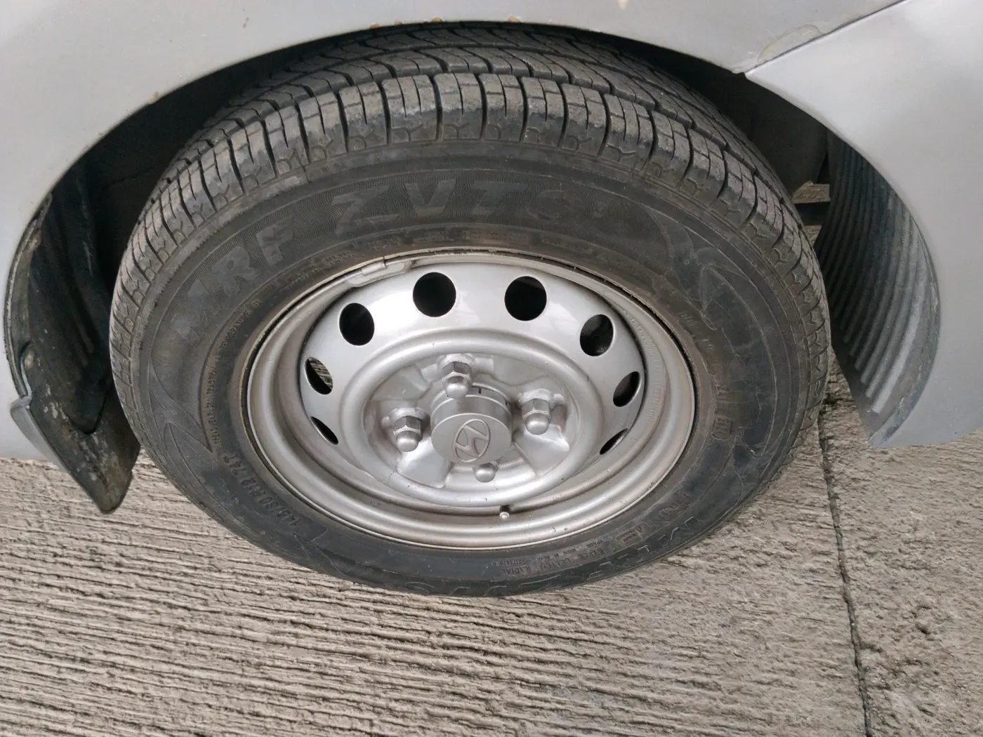 2012 Hyundai Eon ERA, Petrol, Manual, 80,069 km, tyre