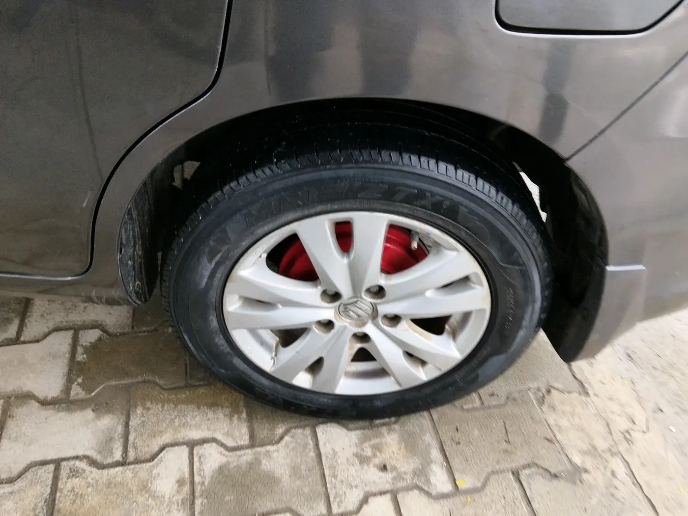 2016 Maruti Ertiga ZDI SHVS, Diesel, Manual, 1,06,329 km, tyre