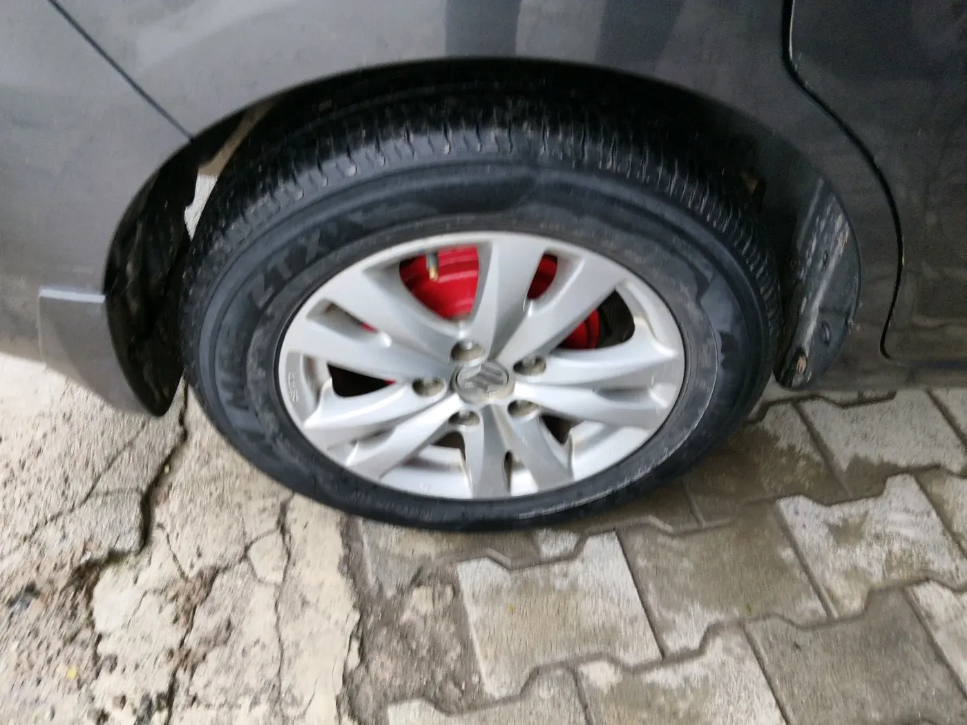 2016 Maruti Ertiga ZDI SHVS, Diesel, Manual, 1,06,329 km, tyre