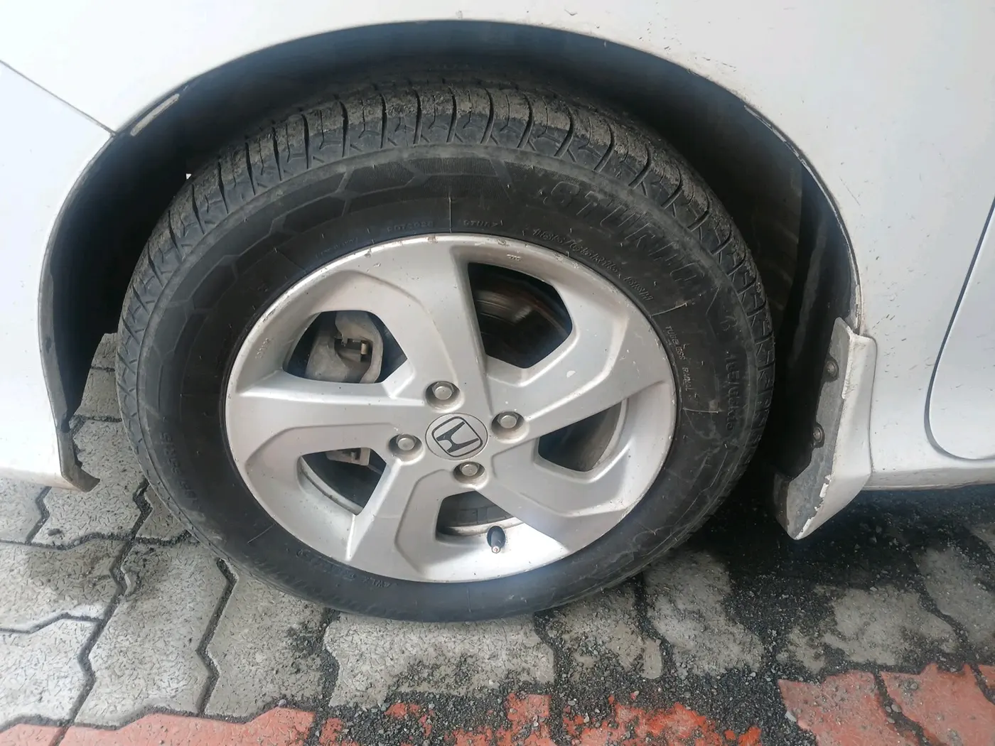 2015 Honda City 1.5L I-VTEC V MT, CNG, Manual, 1,43,719 km, tyre