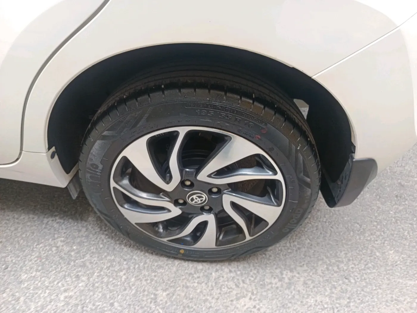 2019 Toyota Glanza G, Petrol, Manual, 23,125 km, tyre