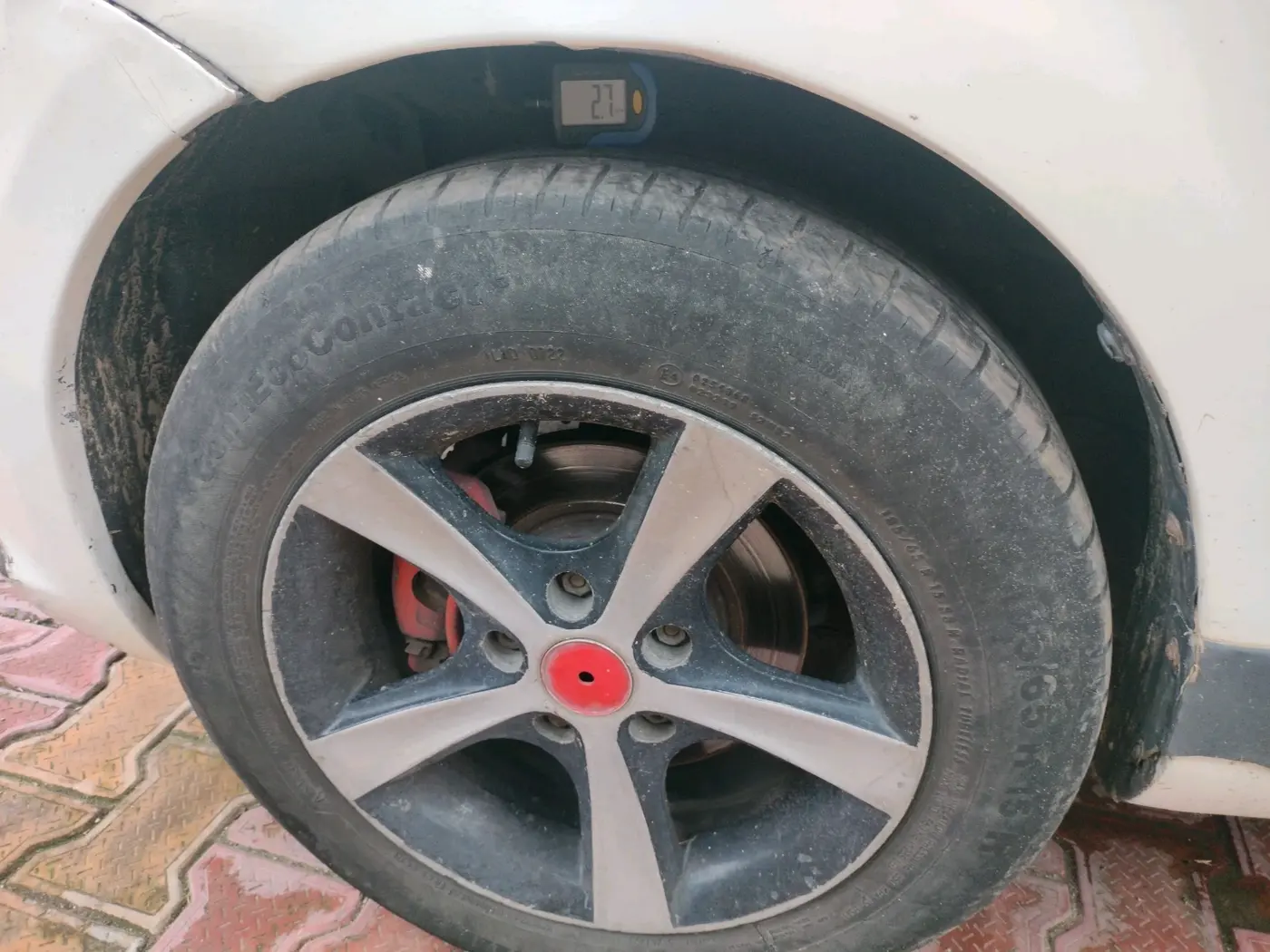 2013 Maruti Ertiga VXI, CNG, Manual, 1,53,365 km, tyre