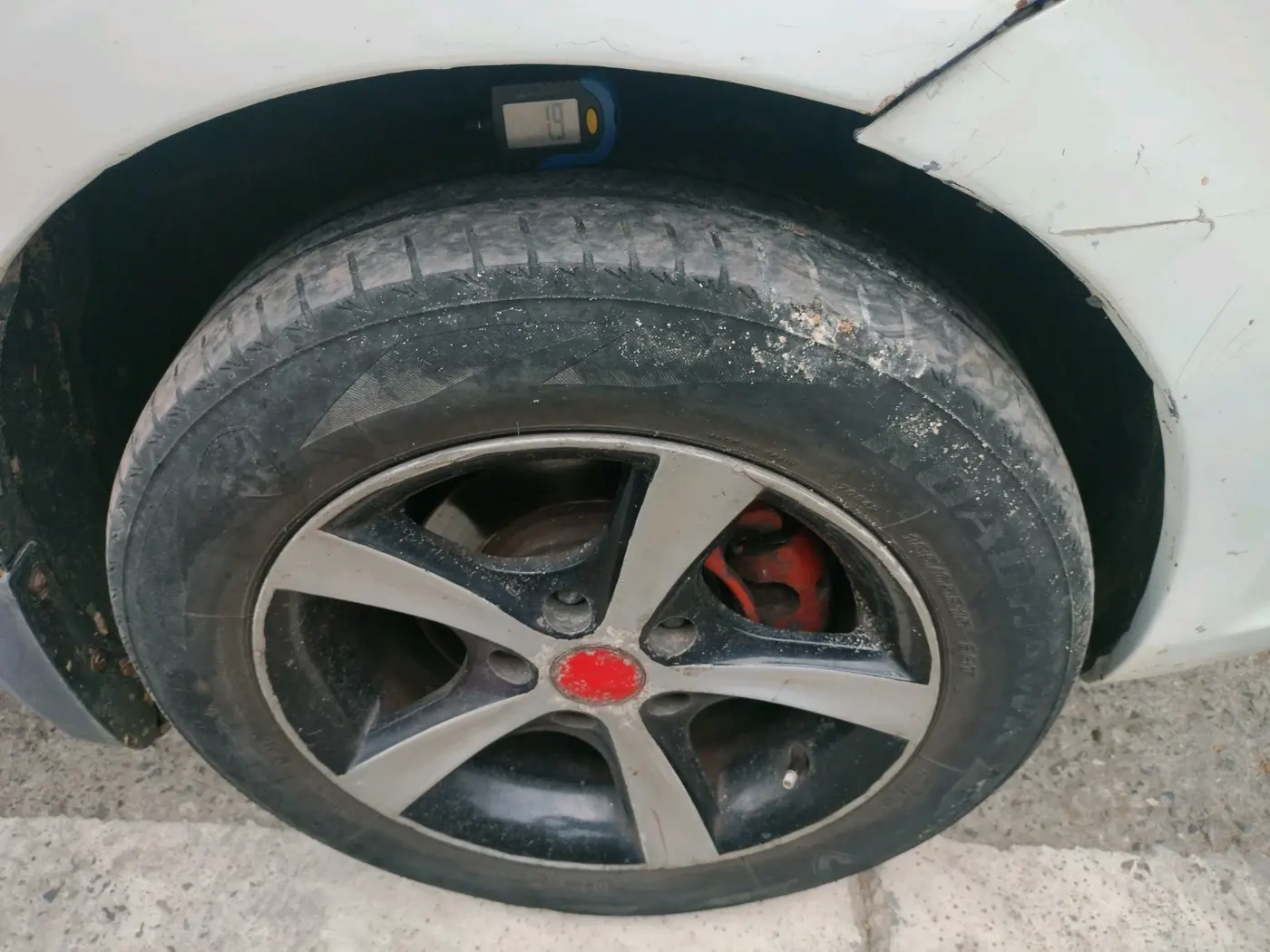 2013 Maruti Ertiga VXI, CNG, Manual, 1,53,365 km, tyre