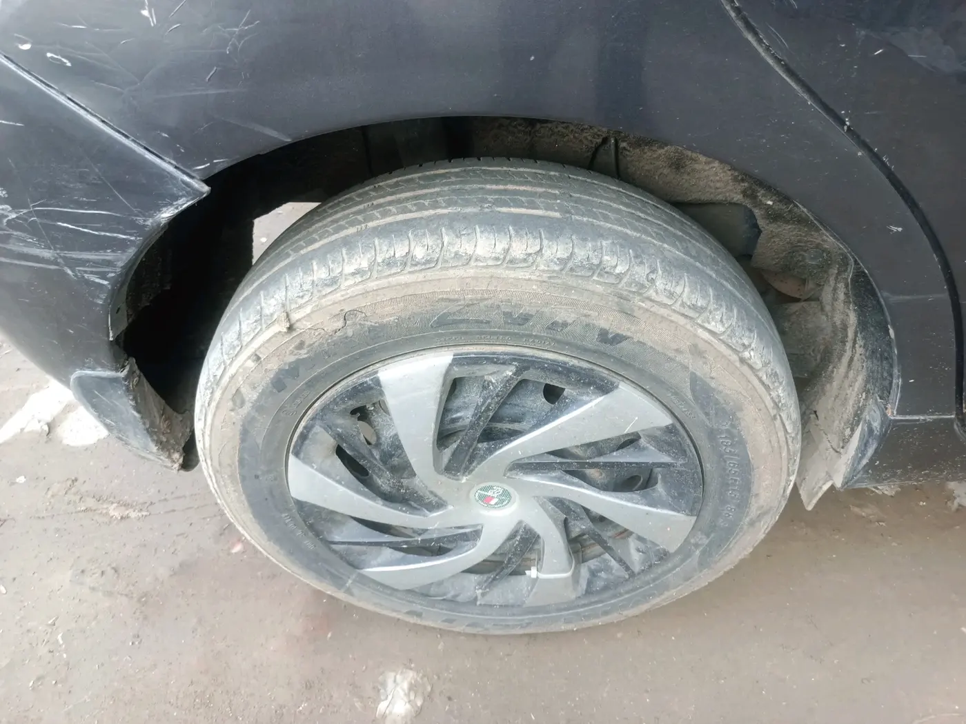 2017 Maruti Baleno DELTA PETROL 1.2, CNG, Manual, 82,435 km, tyre