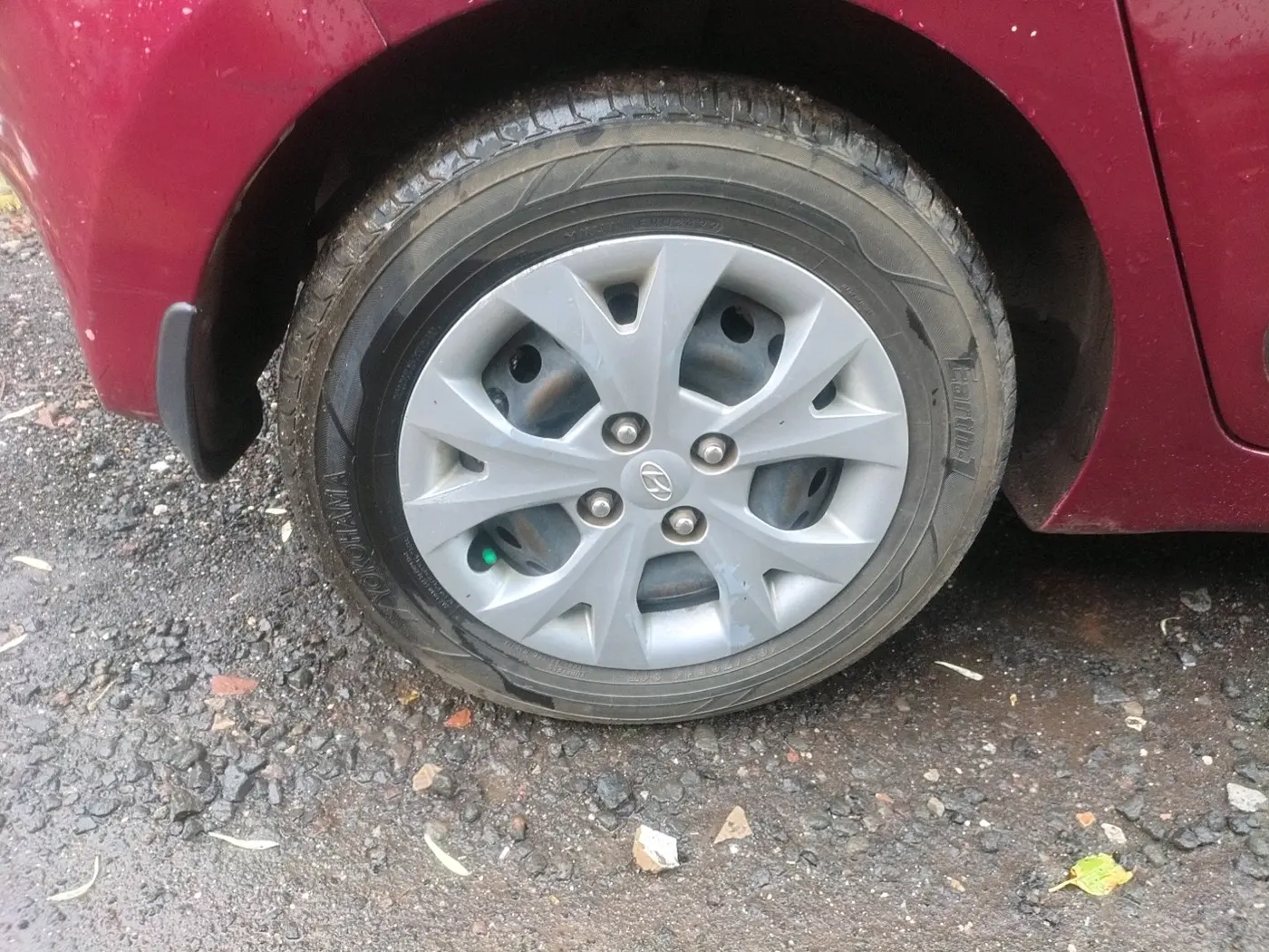 2014 Hyundai Grand i10 SPORTZ AT 1.2 KAPPA VTVT, Petrol, Automatic, 1,01,479 km, tyre
