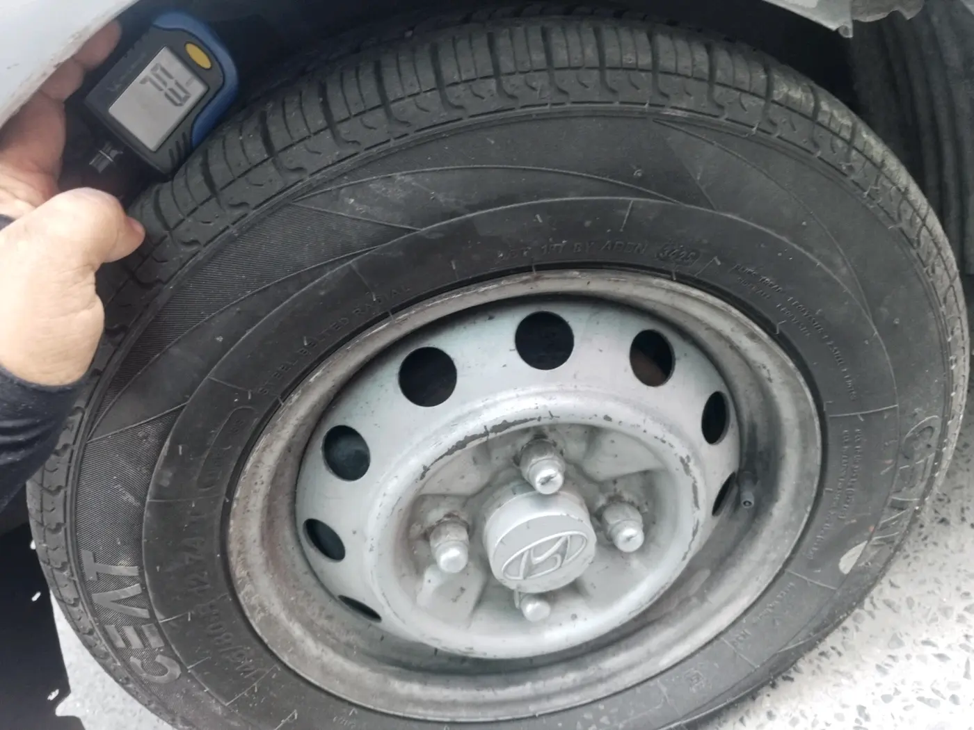 2014 Hyundai Eon ERA +, CNG, Manual, 90,489 km, tyre