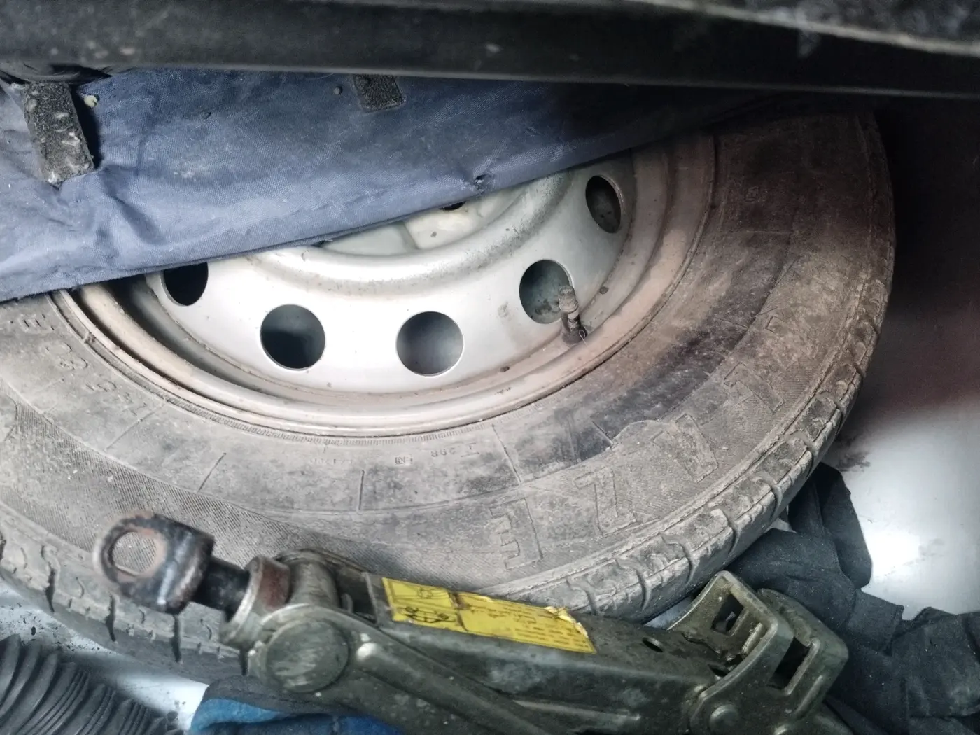 2014 Hyundai Eon ERA +, CNG, Manual, 90,489 km, tyre