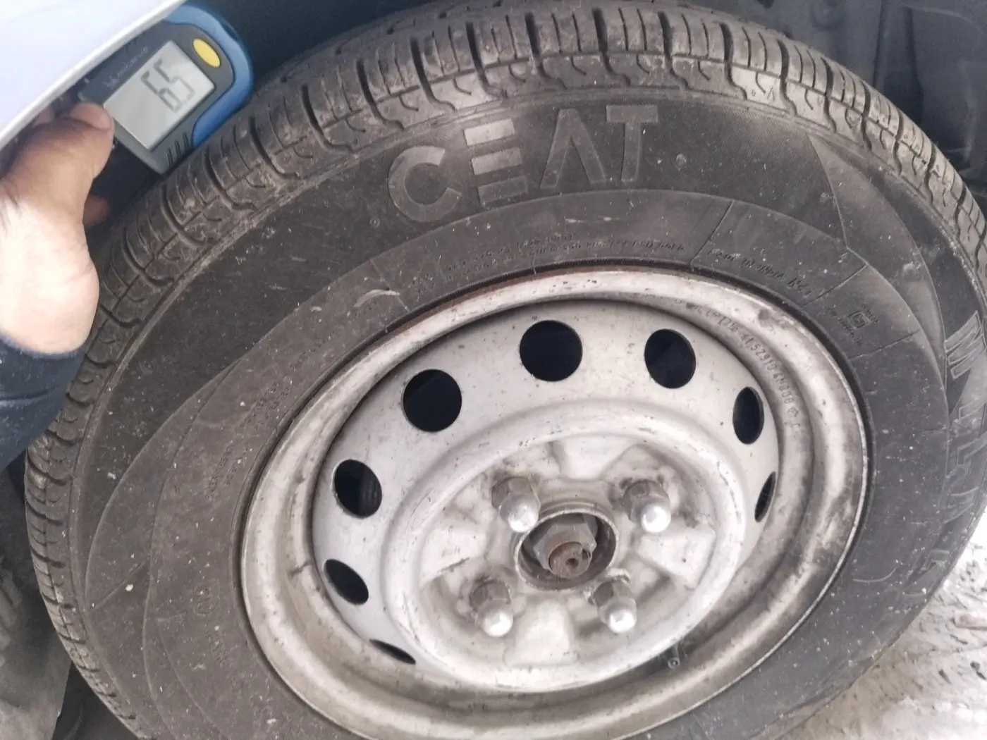2014 Hyundai Eon ERA +, CNG, Manual, 90,489 km, tyre