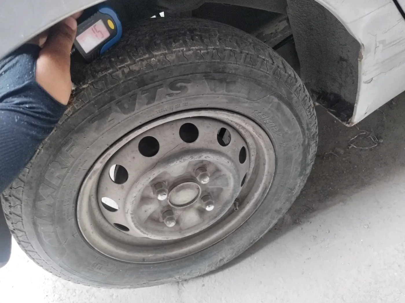 2014 Hyundai Eon ERA +, CNG, Manual, 90,489 km, tyre