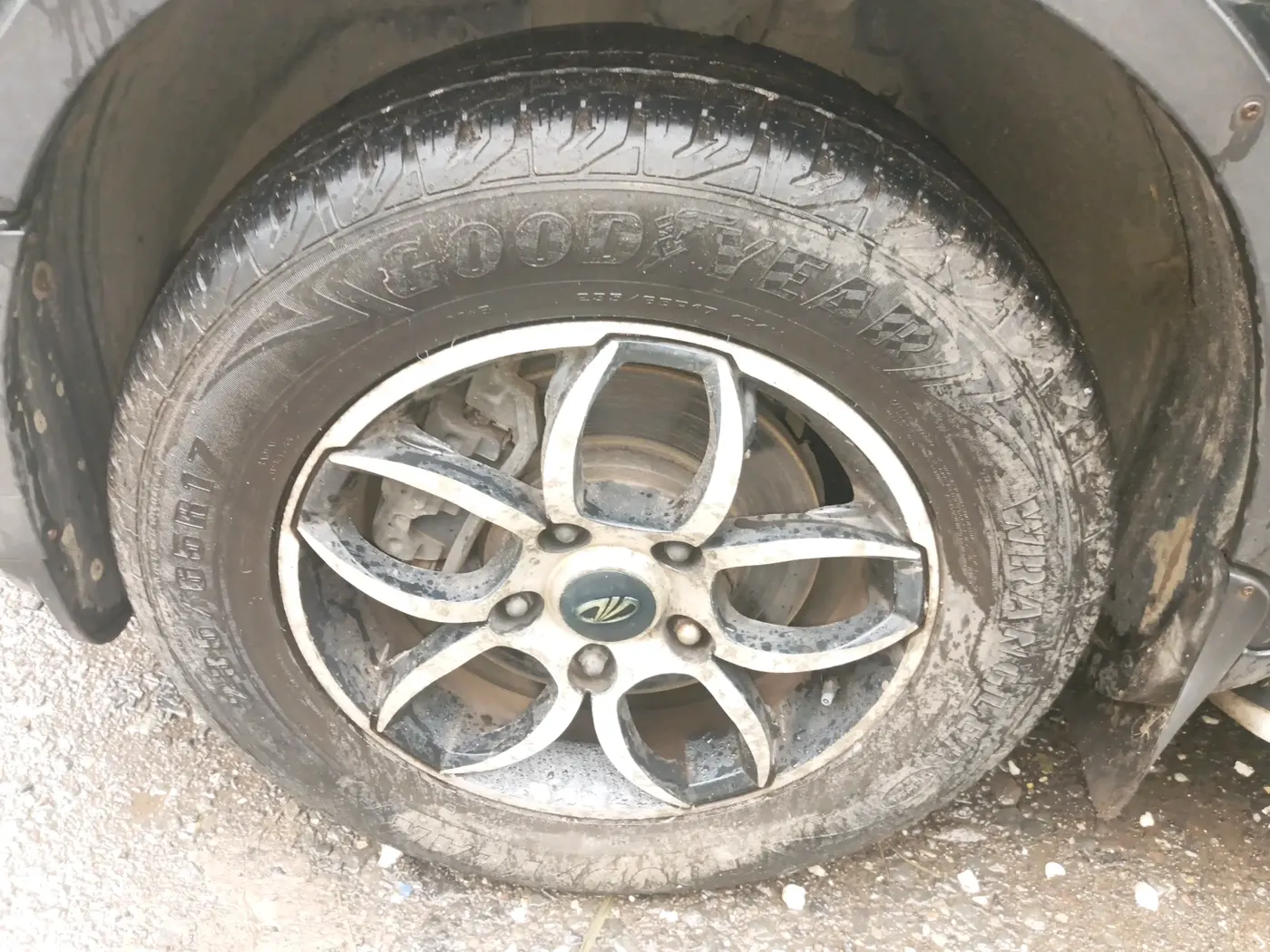 2013 Mahindra XUV500 W6, Diesel, Manual, 1,10,316 km, tyre