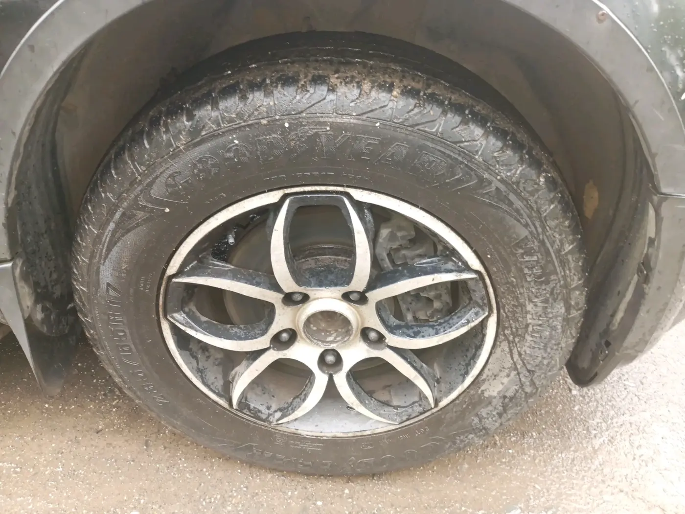 2013 Mahindra XUV500 W6, Diesel, Manual, 1,10,316 km, tyre