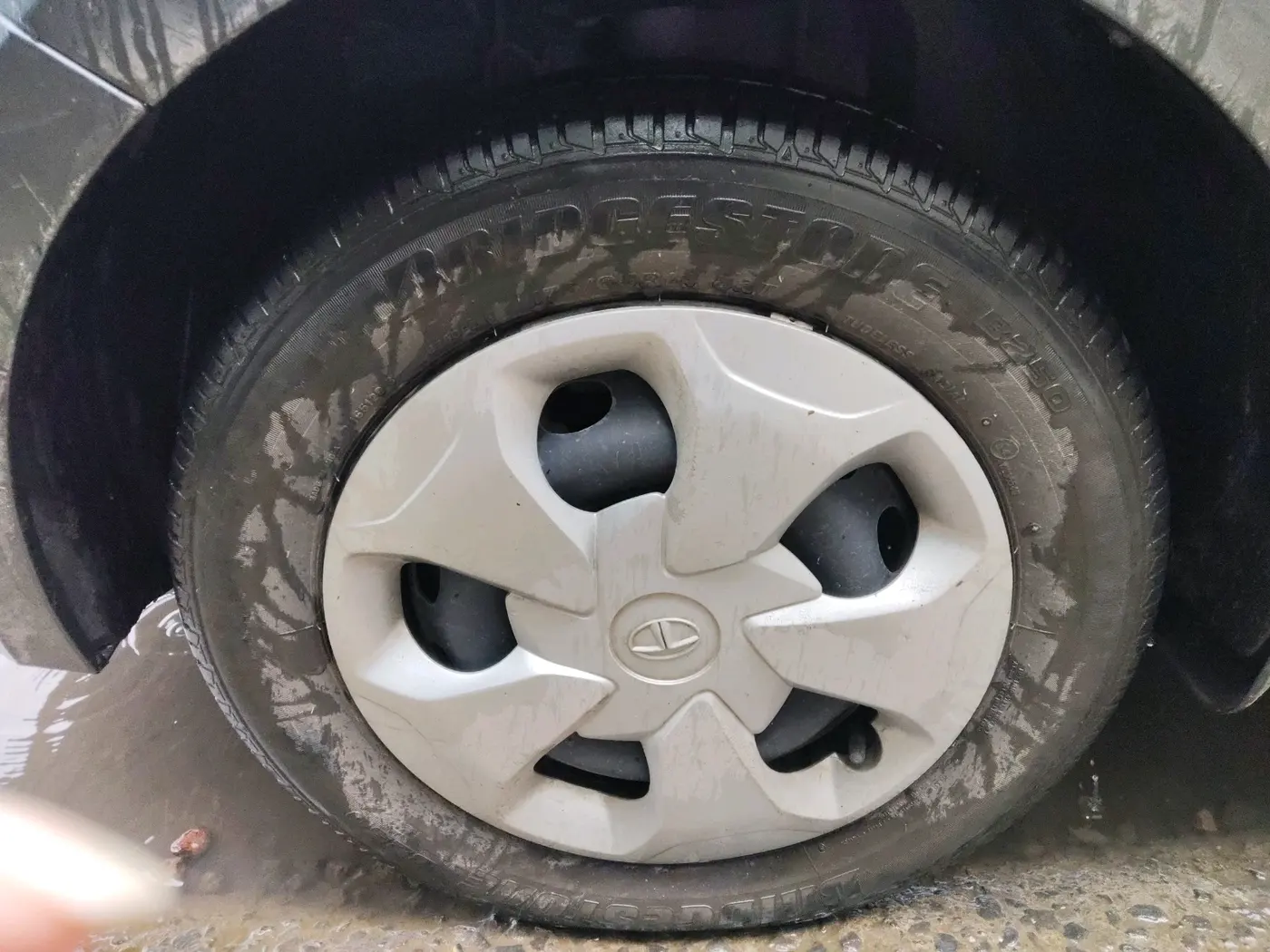2022 Tata Tiago XT CNG, CNG, Manual, 33,109 km, tyre