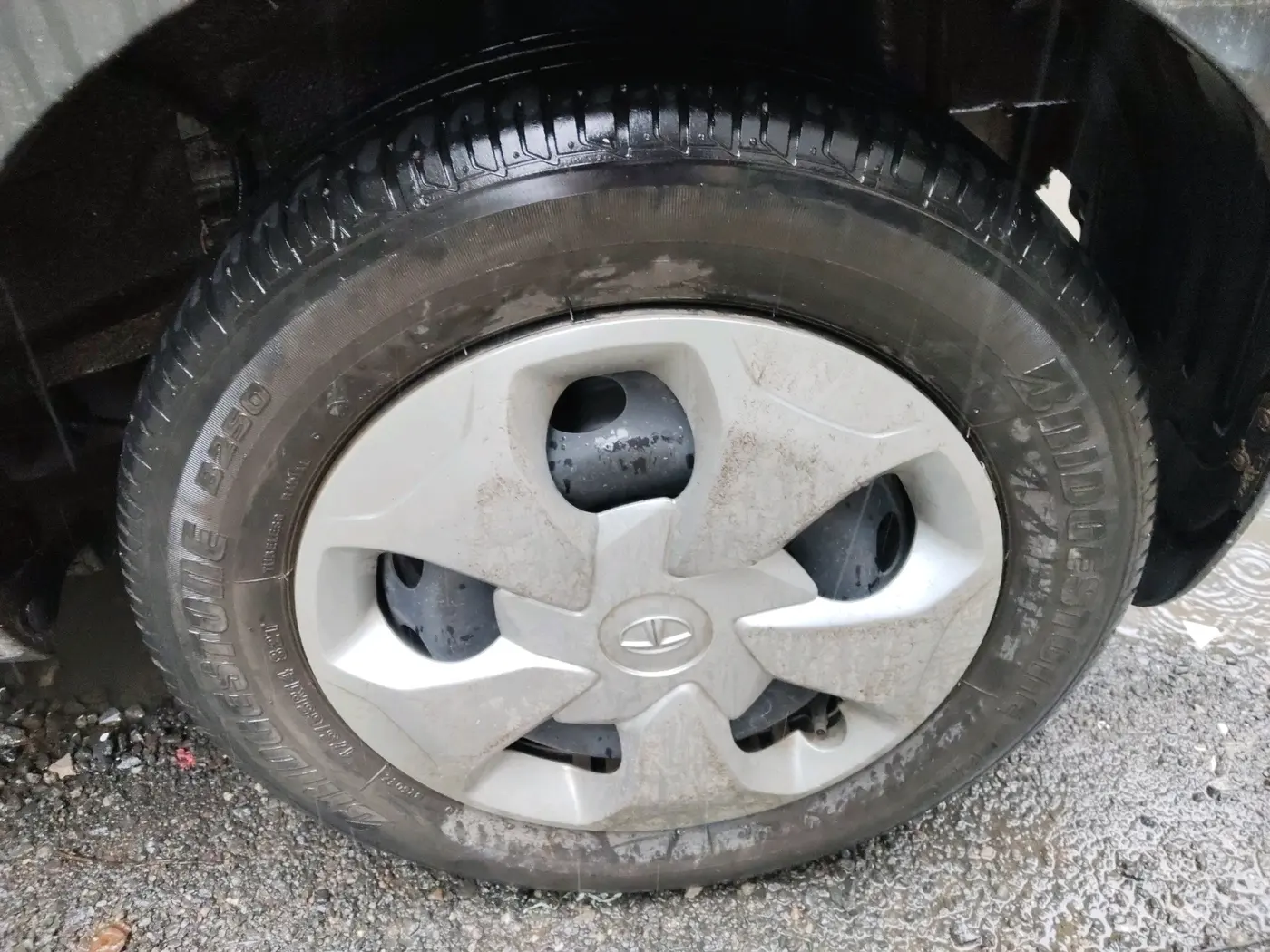 2022 Tata Tiago XT CNG, CNG, Manual, 33,109 km, tyre