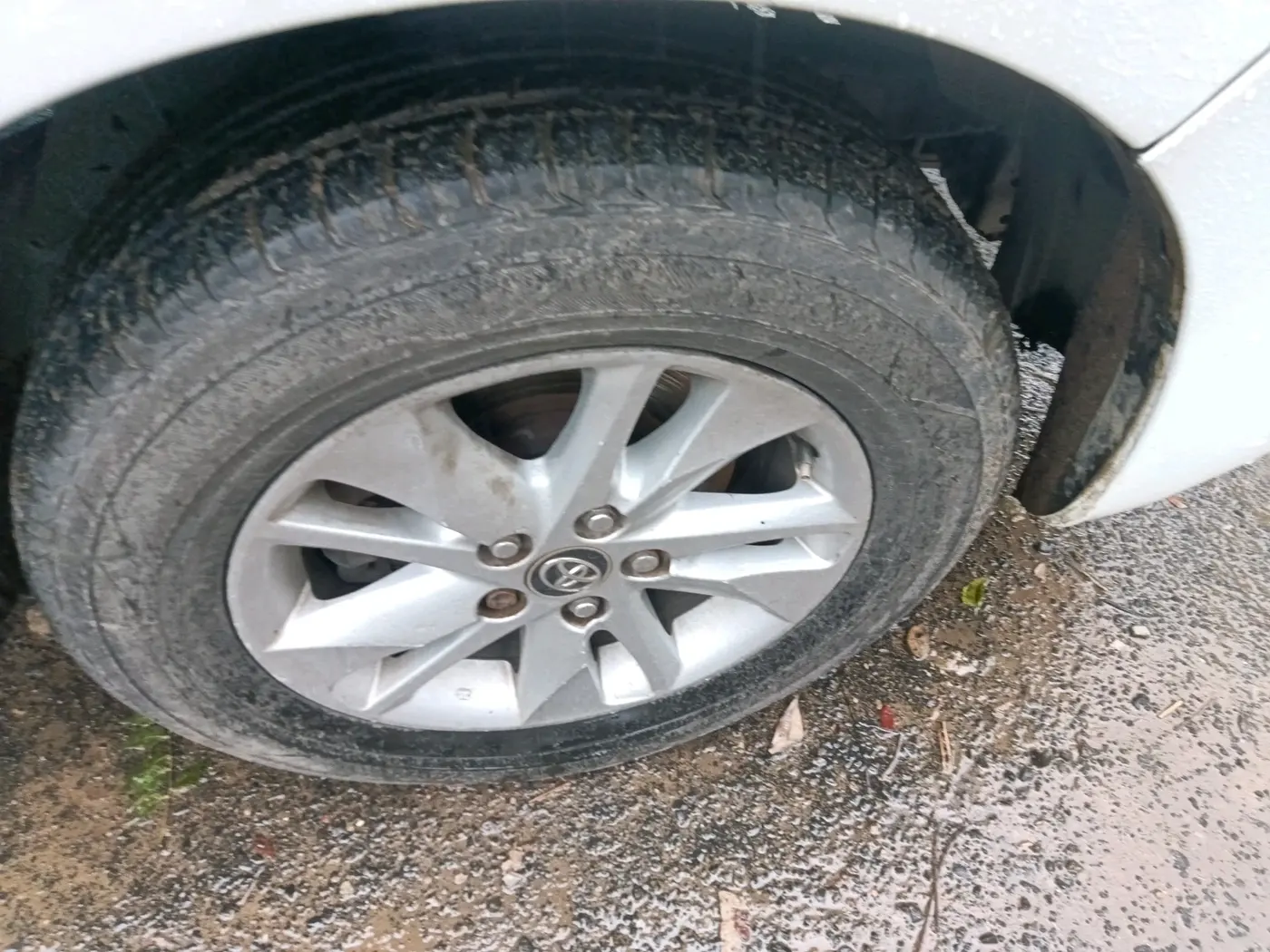 2017 Toyota Innova Crysta 2.4 G 7 STR, Diesel, Manual, 4,20,065 km, tyre
