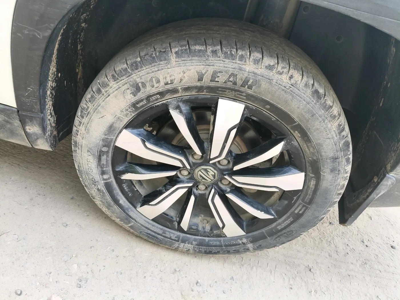2019 MG HECTOR SMART HYBRID 1.5 PETROL, Petrol, Manual, 43,837 km, tyre