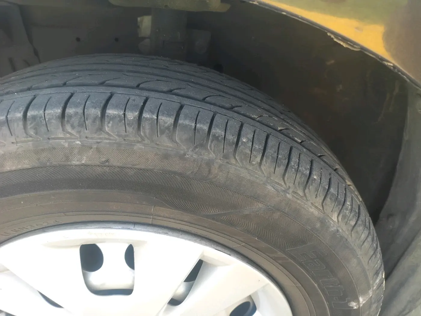 2015 Maruti Swift LXI (O), Petrol, Manual, 1,38,348 km, tyre
