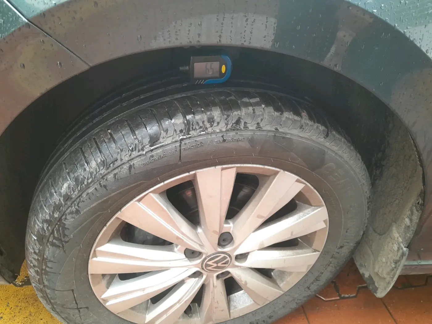 2023 Volkswagen VIRTUS HIGHLINE TSI 1.0 AT, Petrol, Automatic, 20,632 km, tyre