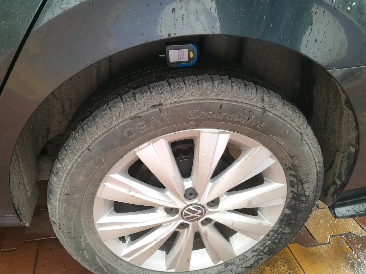 2023 Volkswagen VIRTUS HIGHLINE TSI 1.0 AT, Petrol, Automatic, 20,632 km, tyre