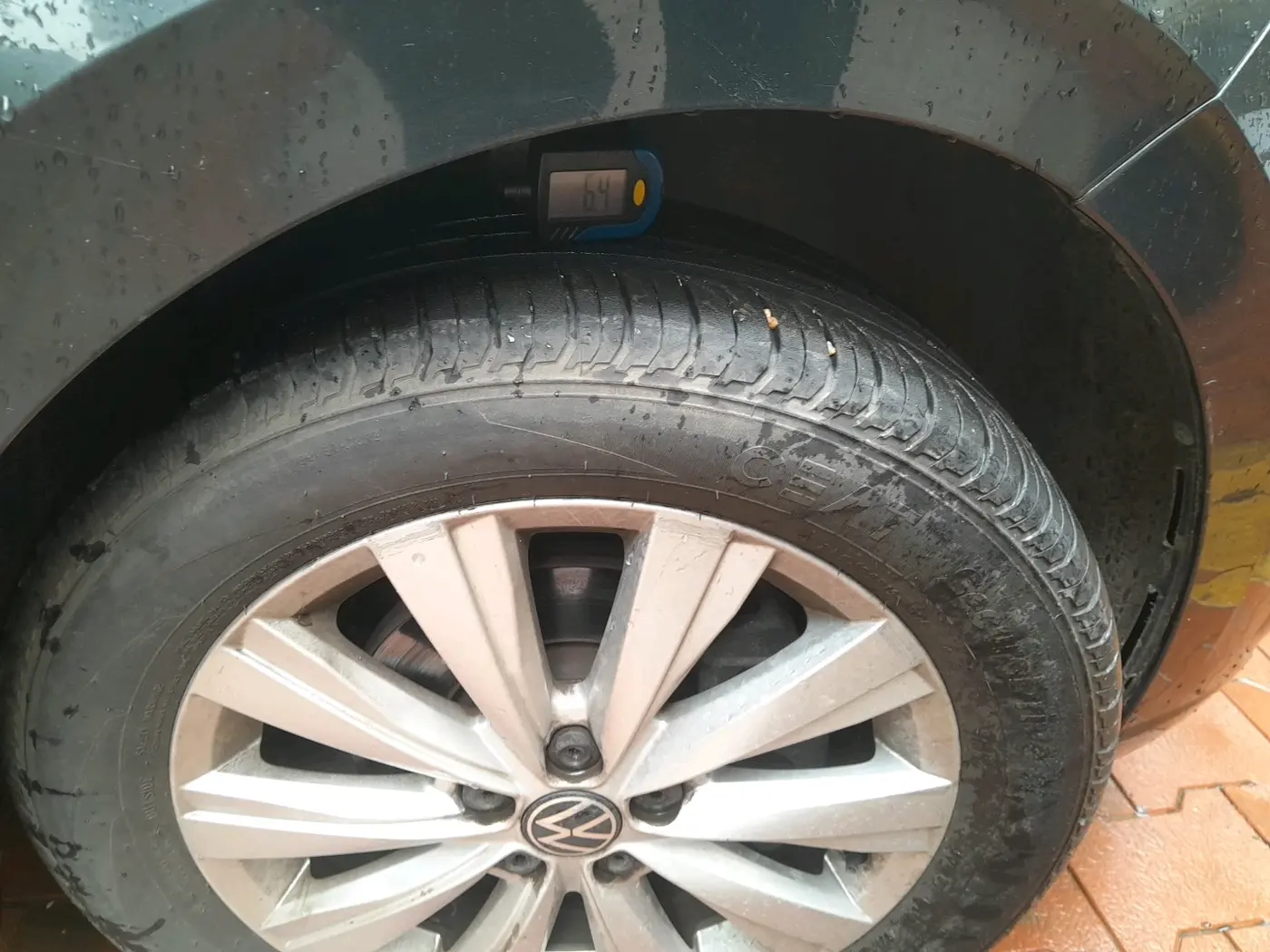2023 Volkswagen VIRTUS HIGHLINE TSI 1.0 AT, Petrol, Automatic, 20,632 km, tyre