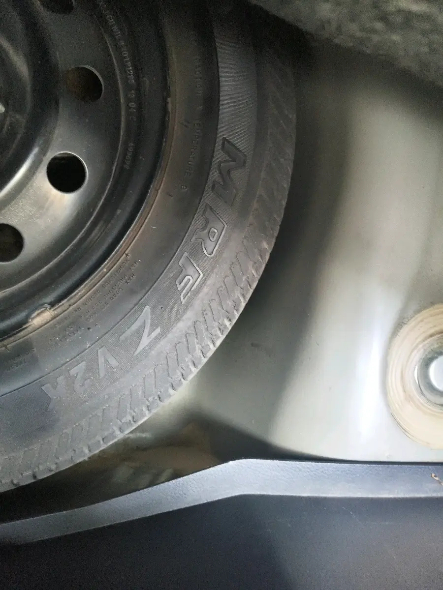 2013 Maruti Swift Dzire VXI, Petrol, Manual, 89,998 km, tyre