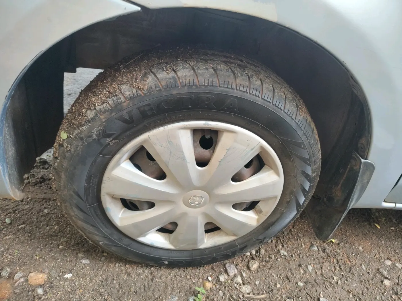 2011 Toyota Etios G, Petrol, Manual, 1,09,867 km, tyre