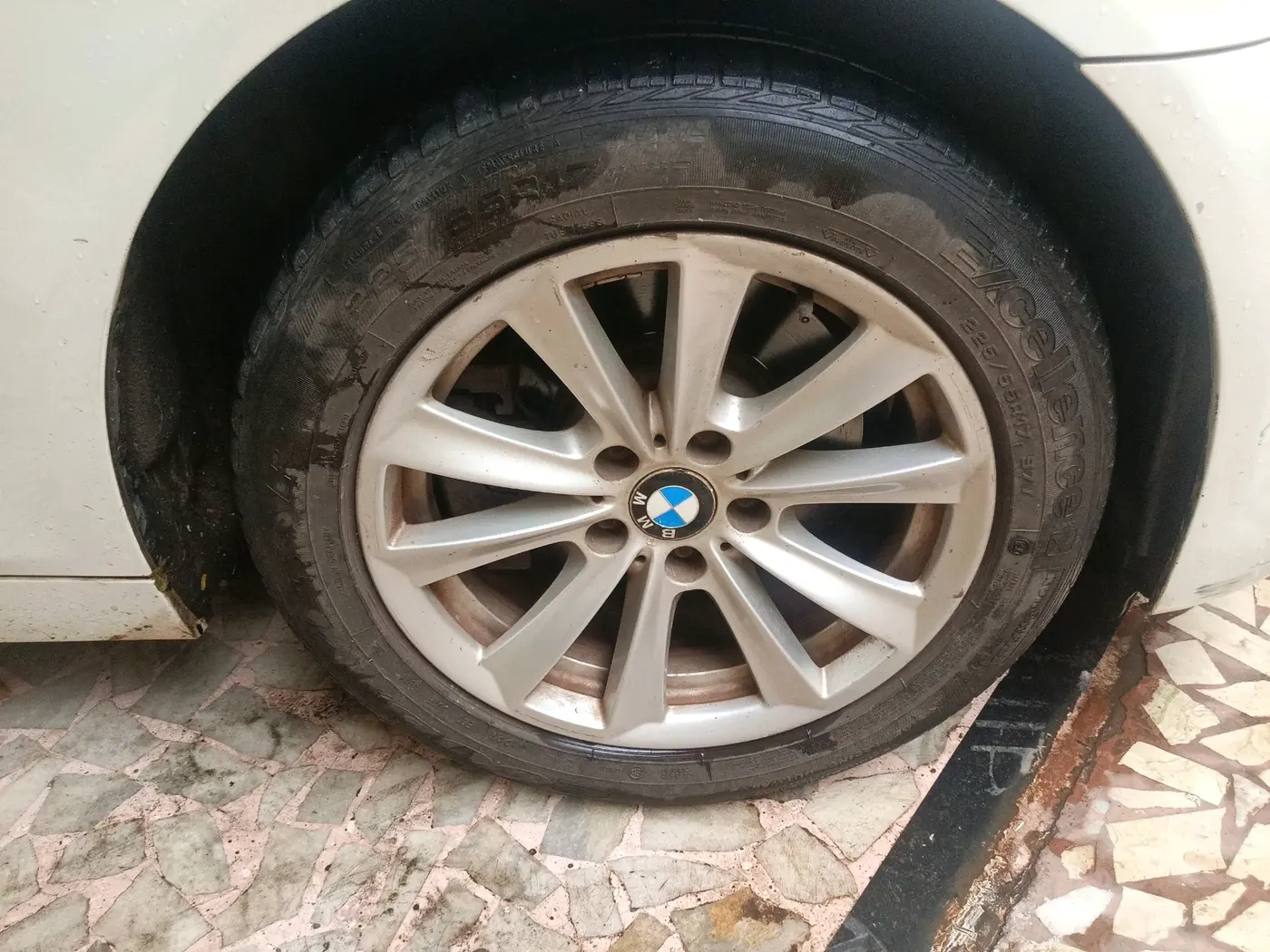 2013 BMW 5 Series 520D 2.0, Diesel, Automatic, 1,66,529 km, tyre