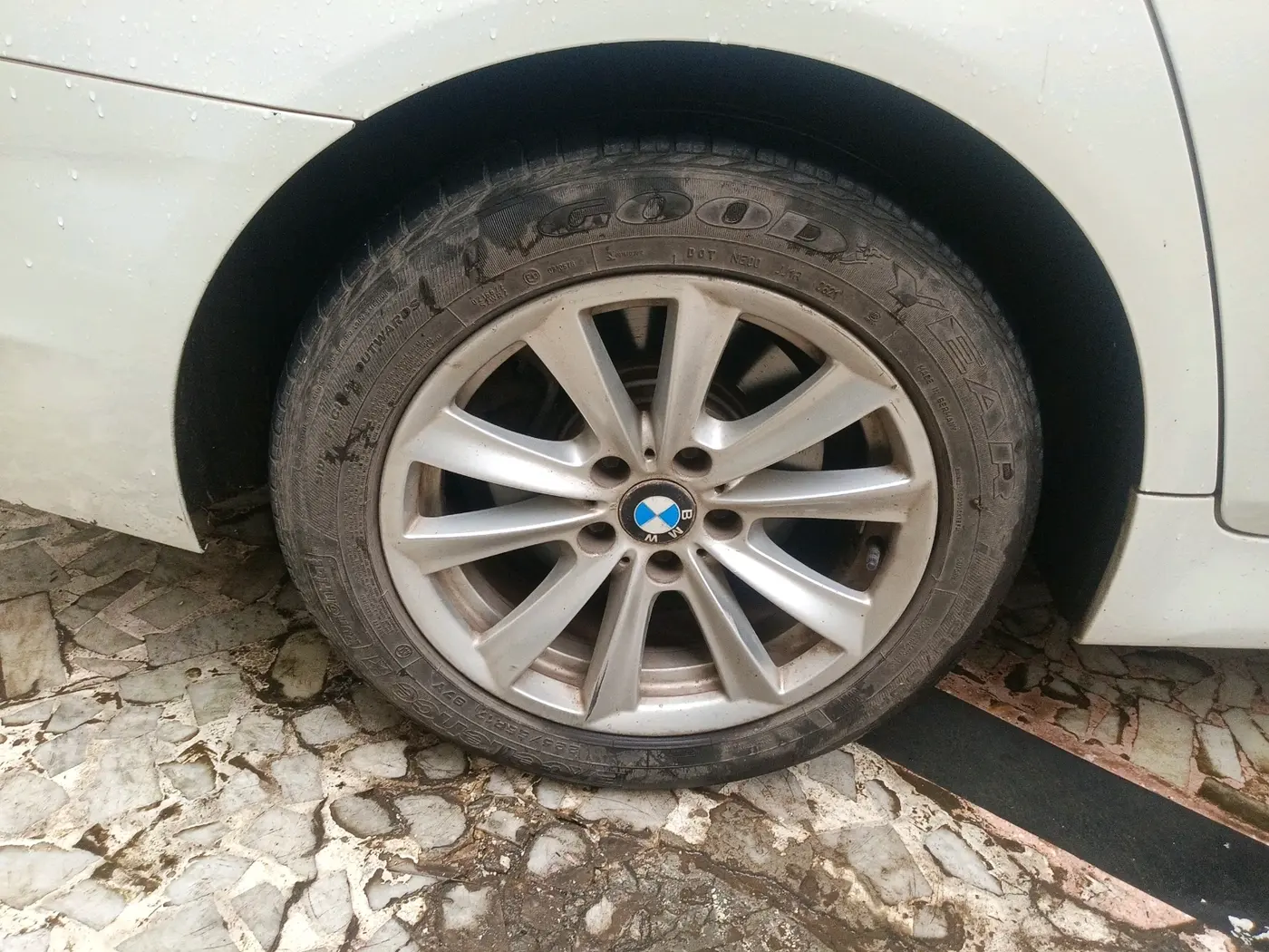 2013 BMW 5 Series 520D 2.0, Diesel, Automatic, 1,66,529 km, tyre