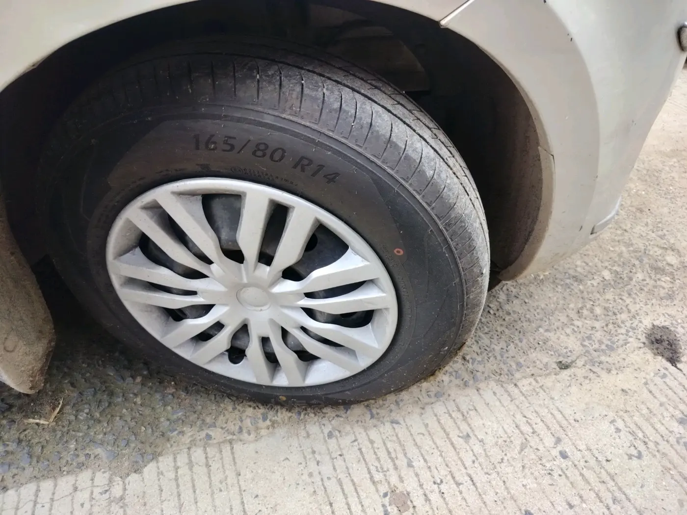 2017 Maruti Dzire VXI, Petrol, Manual, 52,284 km, tyre