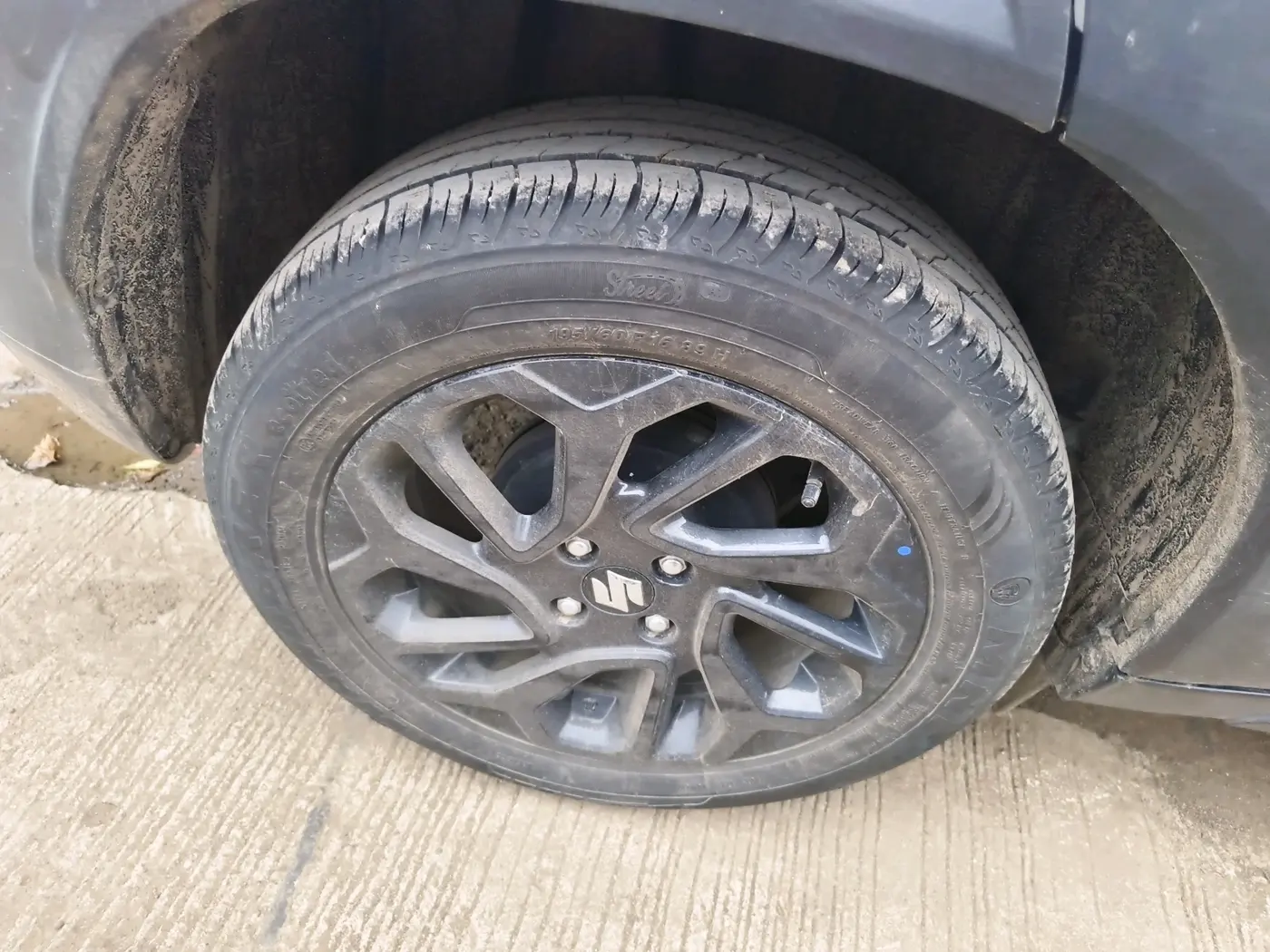 2025 Maruti FRONX DELTA PLUS 1.2MT, Petrol, Manual, 5,944 km, tyre