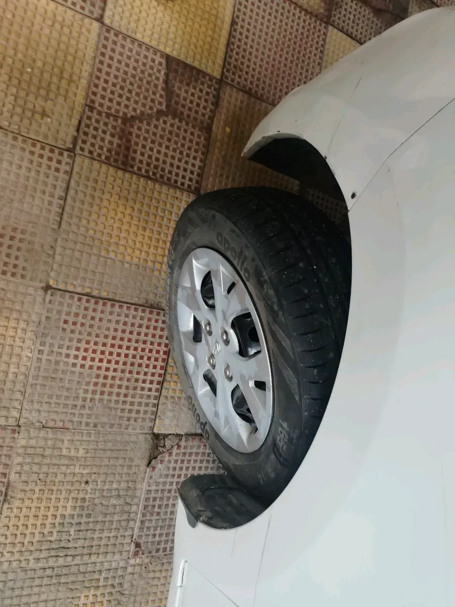 2014 Hyundai Grand i10 MAGNA 1.2 KAPPA VTVT, Petrol, Manual, 1,03,931 km, tyre