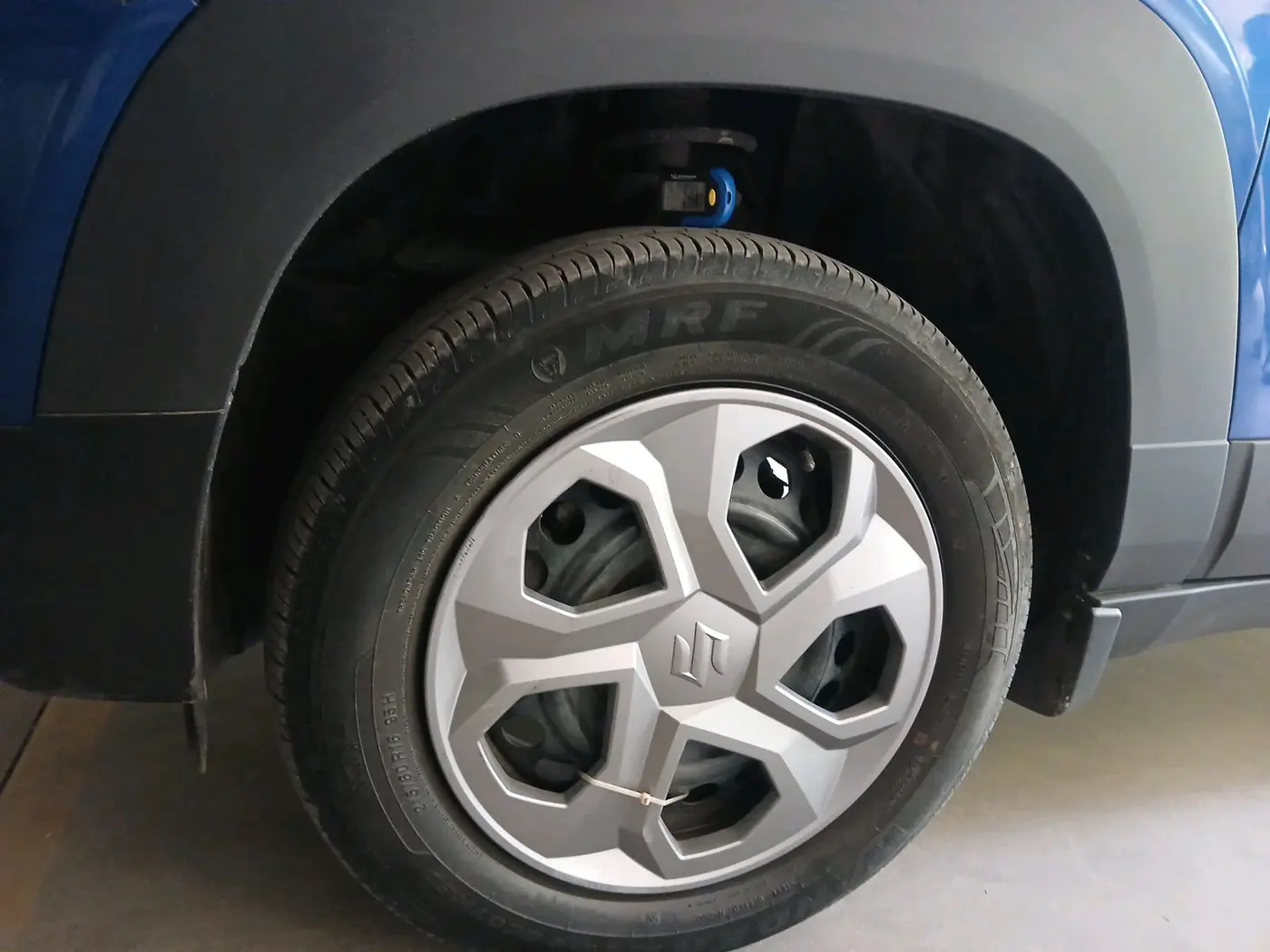 2023 Maruti BREZZA VXI SMART HYBRID, Petrol, Manual, 17,893 km, tyre
