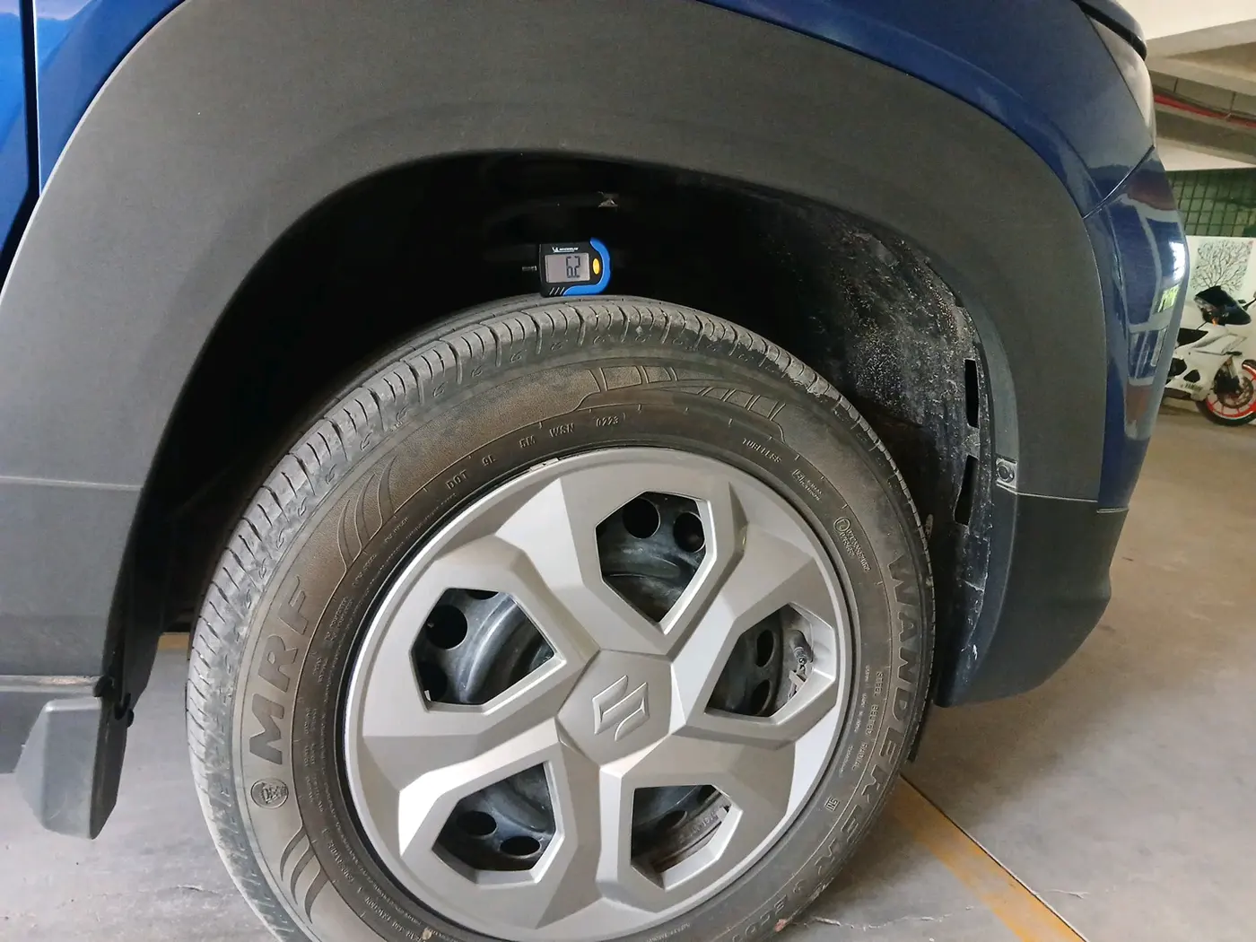 2023 Maruti BREZZA VXI SMART HYBRID, Petrol, Manual, 17,893 km, tyre