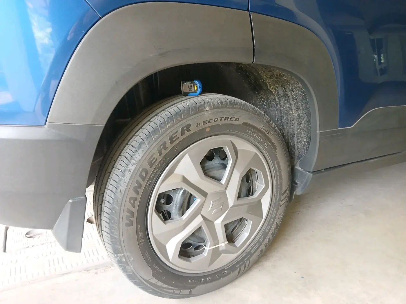 2023 Maruti BREZZA VXI SMART HYBRID, Petrol, Manual, 17,893 km, tyre