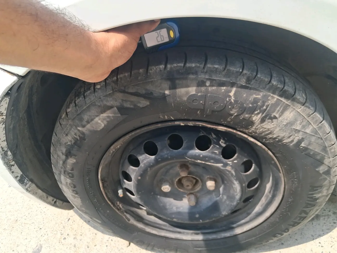 2015 Maruti Swift LXI (O), CNG, Manual, 97,963 km, tyre