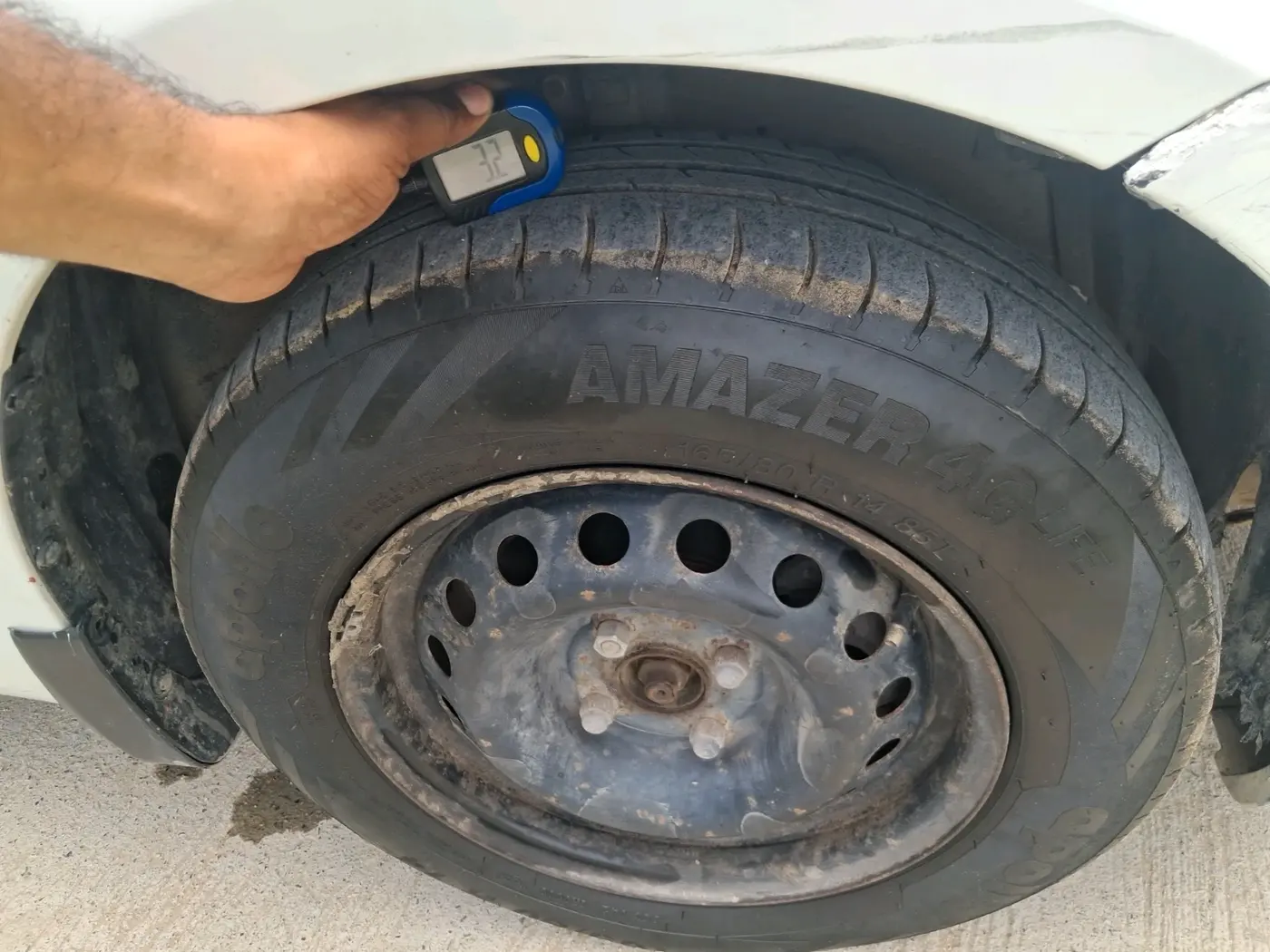 2015 Maruti Swift LXI (O), CNG, Manual, 97,963 km, tyre