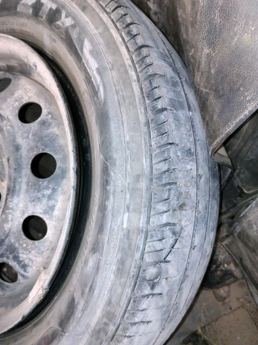 2011 Maruti Ritz VXI, Petrol, Manual, 57,614 km, tyre