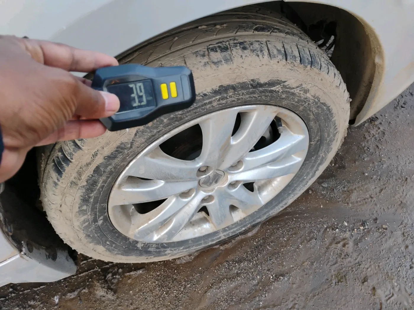 2016 Maruti Ertiga ZXI+, CNG, Manual, 1,52,294 km, tyre